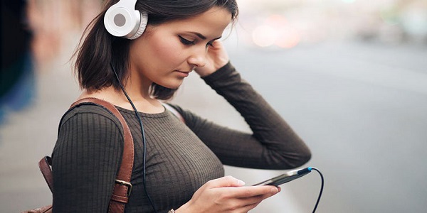 برای یادگیری زبان چند بار موزیک را گوش دهید و تکرار کنید